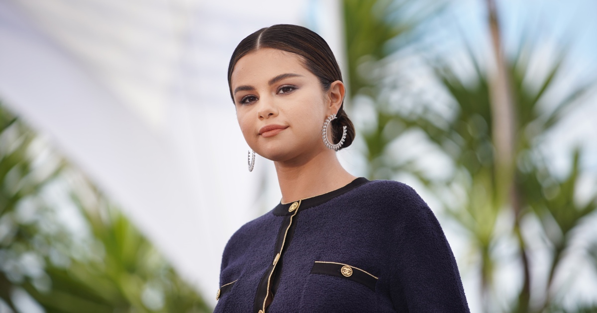 Selena Gomez reveals lupus medication causes her hands to shake